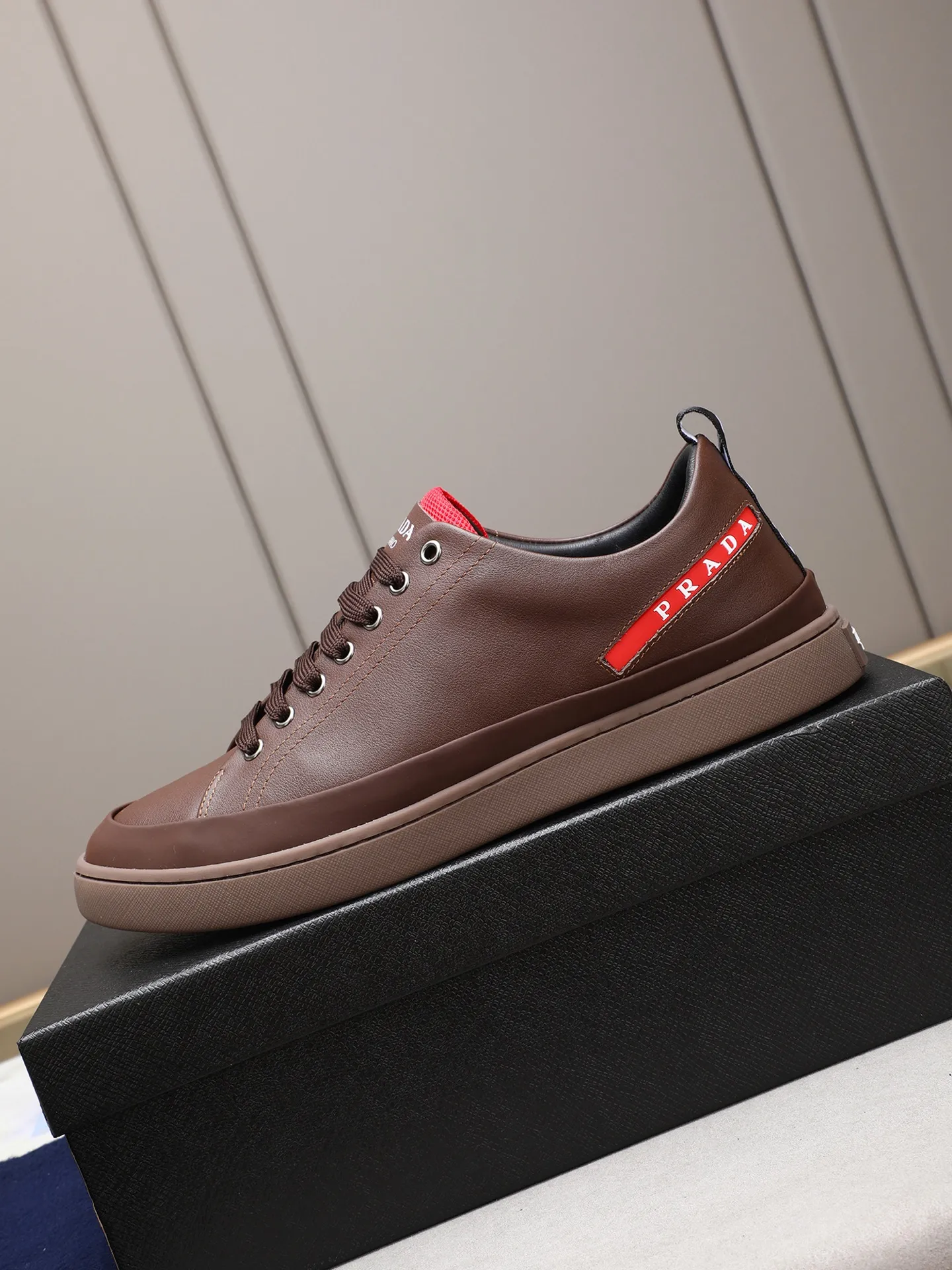 Men's shoes💰420💰 Brand: PRADA (Prada) Standard code: Men's code 38–44 (45 can be customized) Material: Original cowhide, breathable sheep lining Special outsole Style category: Men's fashionable casual sneakers Low-key luxury! Color: actual picture color